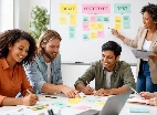 Taller de ideación con notas adhesivas en una organización
